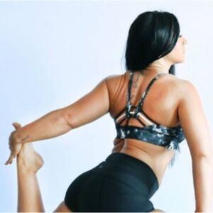 Cute Lululemon Black & White Strappy Sunshine Salutation Sports Bra